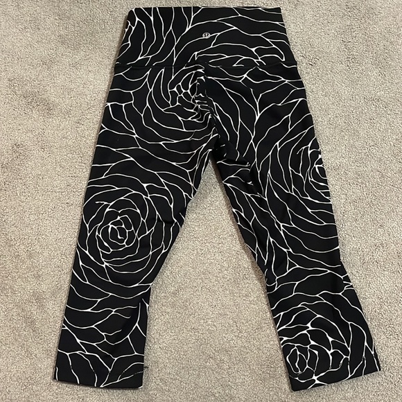 Lululemon black and white flower pattern capris. Size US 2 - Picture 2 of 3